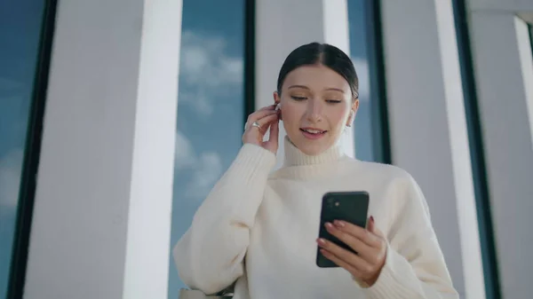 Jovem Atraente Fazendo Videochamada Por Smartphone Usando Fone Ouvido Branco — Fotografia de Stock