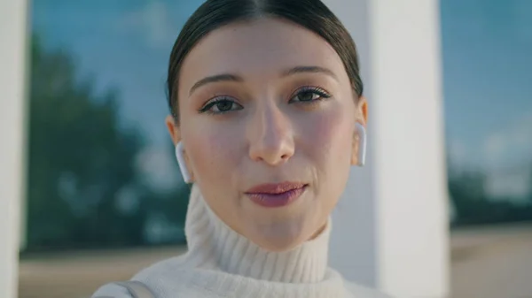 Closeup Beautiful Face Woman Talking Phone Using Wireless Headset Outdoors — Stockfoto