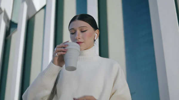 Χαλαρός Κομψό Κορίτσι Πίνοντας Καφέ Takeaway Στέκεται Μπροστά Σύγχρονο Κτίριο — Φωτογραφία Αρχείου