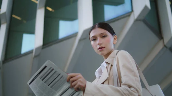 Kendine Güvenen Genç Bir Kadını Elinde Gazete Ile Modern Ofis — Stok fotoğraf