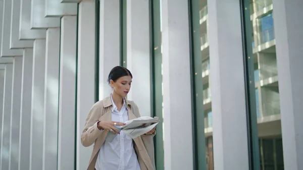 Busy Smart Businesswoman Walking Reading Newspaper City Street Elegant Confident — Stockfoto