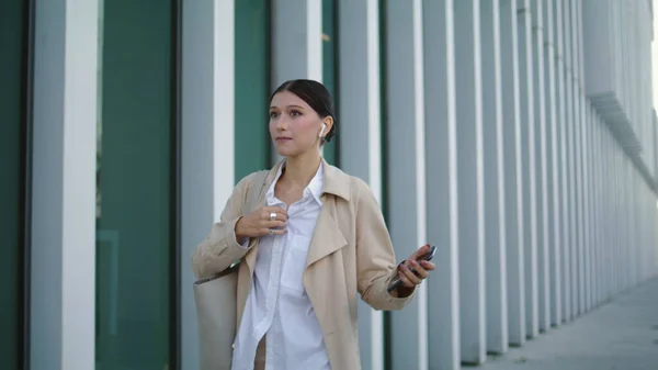 Pretty Woman Calling Wireless Earbuds Friends Walking City Street Emotional — Stock Fotó