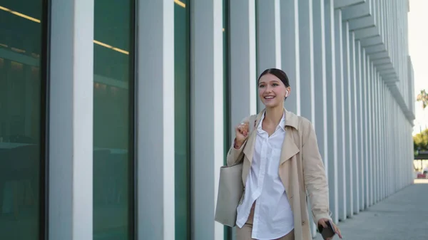 Positive Woman Tourist Talking Phone City Walk Using Modern Wireless — Stockfoto