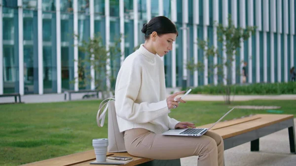Serious Smart Woman Working Laptop Sitting Bench Outdoors Worried Attractive — 스톡 사진