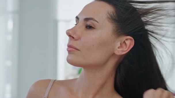 Banyo Portresini Fırçalayan Rüzgarlı Saçlı Kadın Gülümseyen Bayan Kameraya Bakıyor — Stok video