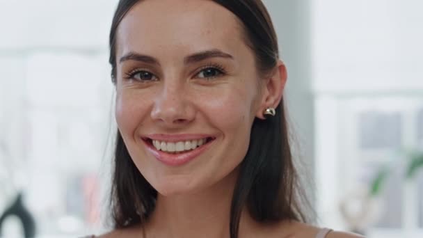 Pov Glad Flicka Poserar Badrummet Porträtt Nöjd Lycklig Kvinna Örhängen — Stockvideo