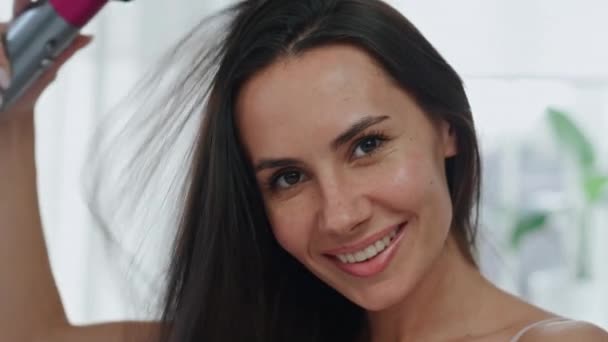 Alegre Modelo Secado Chevelure Casa Espejo Vista Pov Mujer Sonriente — Vídeo de stock