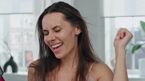 Menina Excitada Secando Cabelo Retrato Banheiro Mulher Feliz Olhando Câmera — Vídeo de Stock