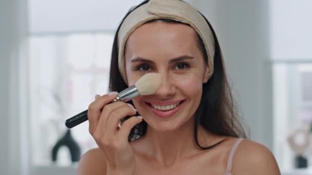 Feliz Dama Aplicando Polvo Retrato Casa Mujer Sonriente Poniendo Cosméticos — Vídeo de stock