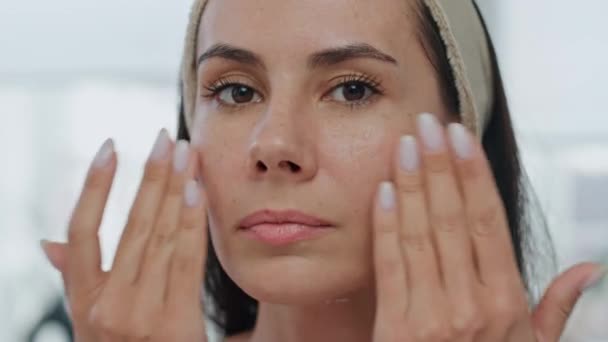Portrait Femme Hydrate Crème Visage Intérieur Vue Pov Dame Détendue — Video