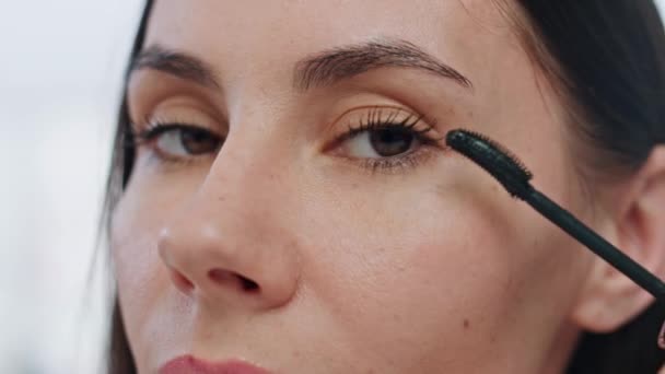 Närbild Dam Tillämpa Ögonfransar Mascara Makeup Inomhus Pov Video Allvarlig — Stockvideo
