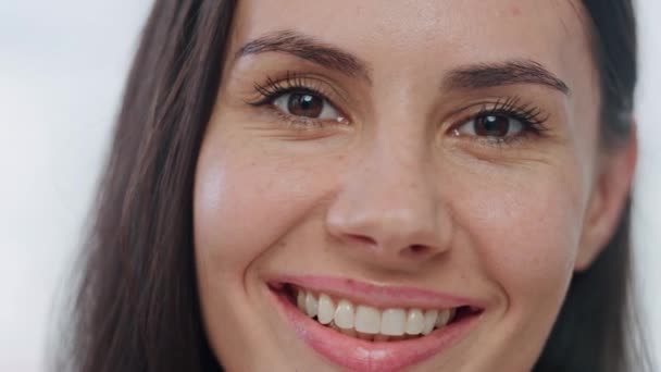 Портретна Щаслива Дівчина Посміхається Ванній Кімнаті Закріпіть Радісну Жінку Яка — стокове відео