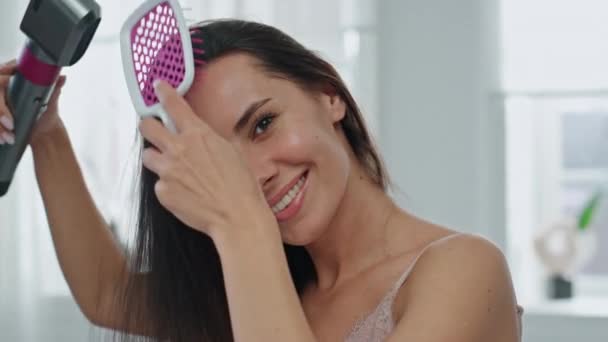 Dama Morena Arreglando Pelo Sonriendo Retrato Del Baño Chica Feliz — Vídeo de stock