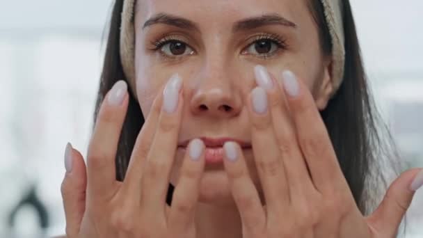 Portrait Model Applying Skin Cream Home Pov View Charming Woman — Stock Video
