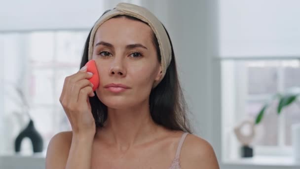 Maquillage Femme Pov Matin Routine Aux Toilettes Portrait Jeune Femme — Video