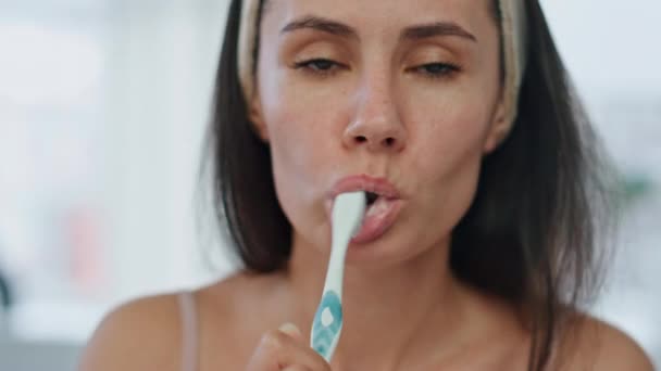 Pov Cansado Menina Escovação Dentes Tempo Manhã Dentro Casa Fechar — Vídeo de Stock