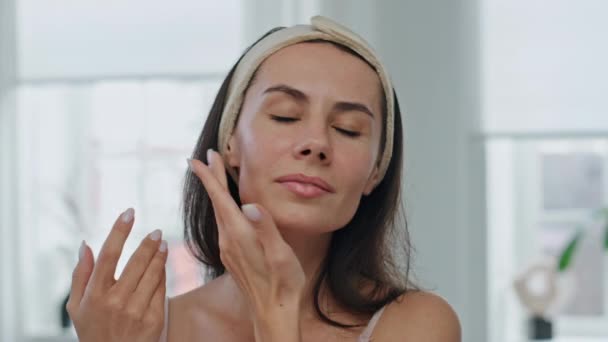 Portrait Dame Appliquant Crème Souriant Maison Vidéo Pov Bandage Cheveux — Video