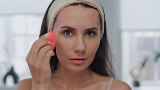 Mulher Maquiagem Usando Ferramenta Esponja Casa Espelho Pov Retrato Senhora — Vídeo de Stock