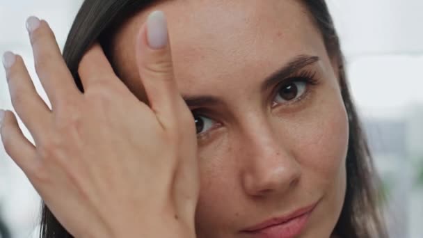 Portrétní Dívka Narovnává Vlasy Doma Zaostřená Žena Drží Zařízení Těší — Stock video