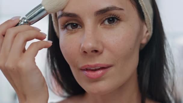 Smiling Model Applying Powder Bath Portrait Beauty Influencer Girl Preparing — Stock Video