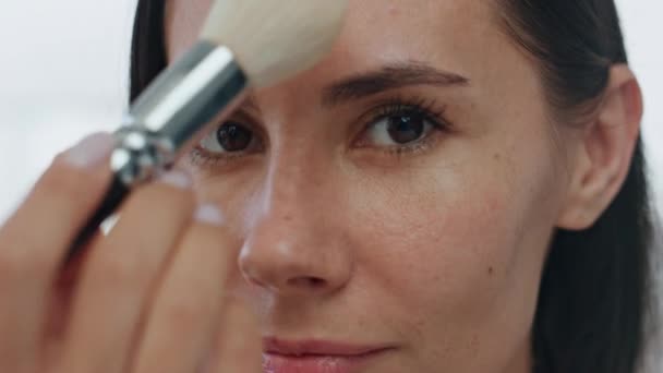 Pov Mañana Chica Rutina Maquillaje Interiores Retrato Mujer Joven Con — Vídeos de Stock