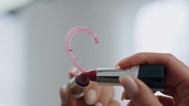 Kadın parmakları ayna rujlu kalbi kapalı mekanda yakına çeker. Bilinmeyen kadın banyoda aşk sembolü çiziyor. Evinde romantik bir ruh hali olan sevimli bir kız cam levha yüzeyini terk ediyor. Sevgililer Günü konsepti 
