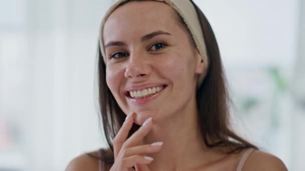 Retrato Coquete Menina Posando Banheiro Pov Ver Mulher Feliz Sorrindo — Vídeo de Stock
