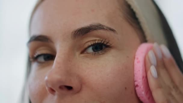 Takarítónő Szivacsot Használ Otthon Elégedett Nyugodt Tisztító Krém Bőr Felkészülés — Stock videók