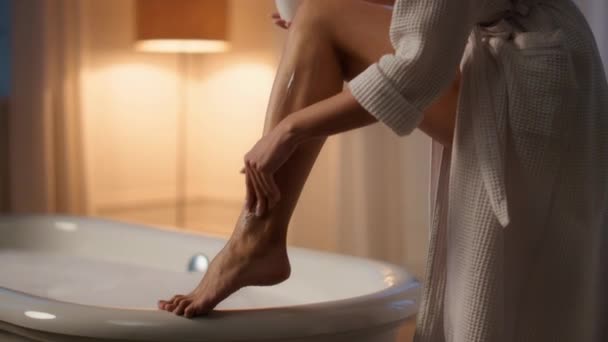 Szczupły Model Nawilżający Nogi Przy Zbliżeniu Łazienki Nieznana Pani Nakładająca — Wideo stockowe