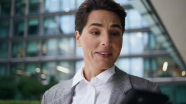 Neşeli iş kadını cep telefonunu yakından çekiyor. Heyecanlı yönetici e-postaları kontrol edip şehir merkezinden iyi haberler alıyor. Takım elbiseli akıllı telefondan mesaj atan mutlu yönetici çalışanı. Çevrimiçi ağ teknolojisi kavramı