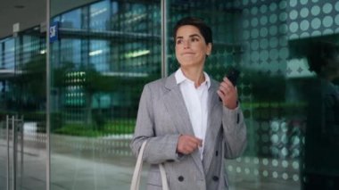 İş kadını şehir merkezindeki binaya telefon mesajı gönderiyor. Mutlu kadın, yemek molasında seni bekliyor. Şık bir şirket çalışanı hücrede eğleniyor. Kendine güvenen kadın yönetici