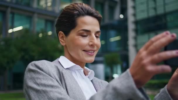 Vídeo Película Mujer Corporativa Primer Plano Del Teléfono Móvil Feliz — Vídeos de Stock
