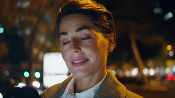 Kobieta Przeglądająca Nocne Zbliżenie Miasta Uśmiechnięty Kierownik Świetle Ekranu Smartfona — Wideo stockowe