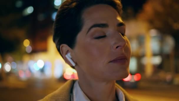 Een Vrouw Die Nachts Straat Praat Een Oortelefoon Succesvolle Manager — Stockvideo