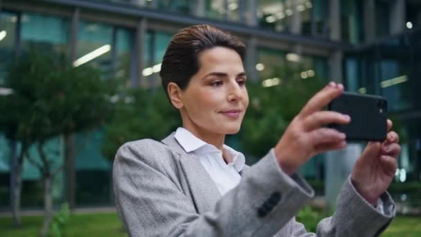 Corporate Frau Aufnahme Handy Video Konzentrierte Manager Genießen Die Pause — Stockvideo