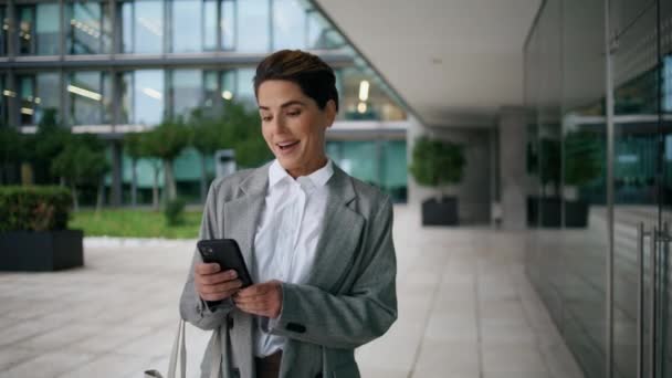 Uśmiechnięty Menadżer Wpisujący Smartfona Centrum Szczęśliwa Bizneswoman Dostać Dobre Wieści — Wideo stockowe
