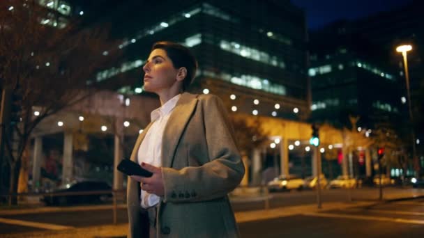 Mulher Esperando Táxi Noturno Centro Cidade Empresária Bem Sucedida Segurar — Vídeo de Stock
