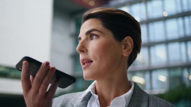 Firma Nagrywania Wiadomości Głosowych Smartfonie Poważna Kobieta Wysyła Pocztę Pomocą — Wideo stockowe