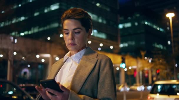 Frau Scrollt Smartphone Nacht Straße Erfolgreiche Spätunternehmerin Wartet Taxi Der — Stockvideo