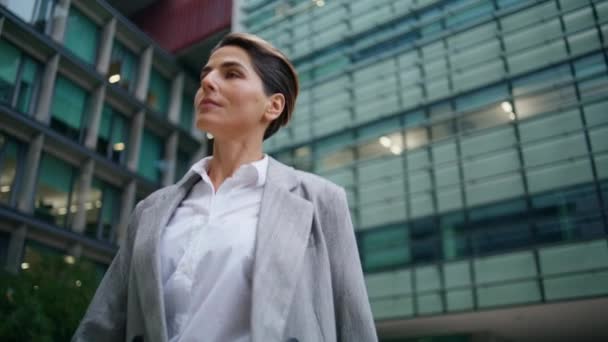 Selbstbewusste Weibliche Führungskräfte Gehen Durch Die Innenstadt Stolze Manager Blicken — Stockvideo