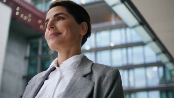 Executivo Feliz Andar Perto Baixa Sorrindo Bela Empregada Posando Passear — Vídeo de Stock