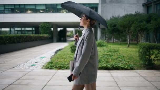 Irodai Dolgozó Esős Napokon Esernyőt Sétált Magabiztos Üzletasszony Egyedül Sétál — Stock videók