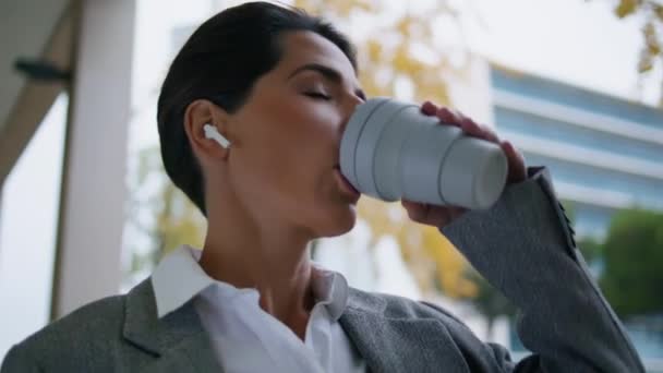 Chodząca Bizneswoman Słuchająca Muzyki Słuchawkach Zrelaksowany Menedżer Pije Kawę Rozważając — Wideo stockowe