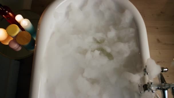 목욕통 위에서 저녁에 값비싼 인테리어에 목욕을 도자기 가구에 뜨거운 비누를 — 비디오