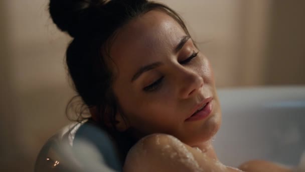 Ρομαντικό Κορίτσι Πλένει Σώμα Μπανιέρα Αφρού Closeup Σέξι Κυρία Αράζει — Αρχείο Βίντεο