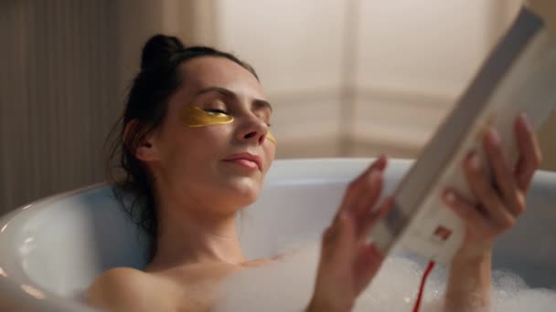 Mujer Despreocupada Volteando Páginas Libros Baño Escalofriante Cerca Descansó Dama — Vídeos de Stock