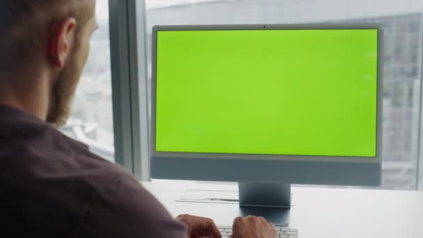 Man Videocalling Chromakey Komputer Kantor Closeup Spesialis Tidak Diketahui Memiliki — Stok Video