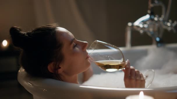 Vreedzame Vrouw Die Wijn Drinkt Luxe Bad Close Sensuele Dame — Stockvideo