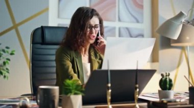 Endişeli iş kadını telefonu arıyor modern ofis masasını kapatıyor. Sinirli kadın yönetici telefon görüşmeleri sırasında tatmin edici olmayan iş belgelerine bakıyor. Sinirli kız işçi stresli hissediyor.