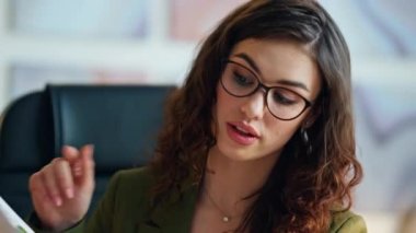 İnternetteki konferansta elinde numunelerle konuşan pozitif gülümseyen kız web tasarımcısı. İçeride tasarım projesi sunan gözlüklü başarılı zeki kadın. Mutlu iş kadınının portresi